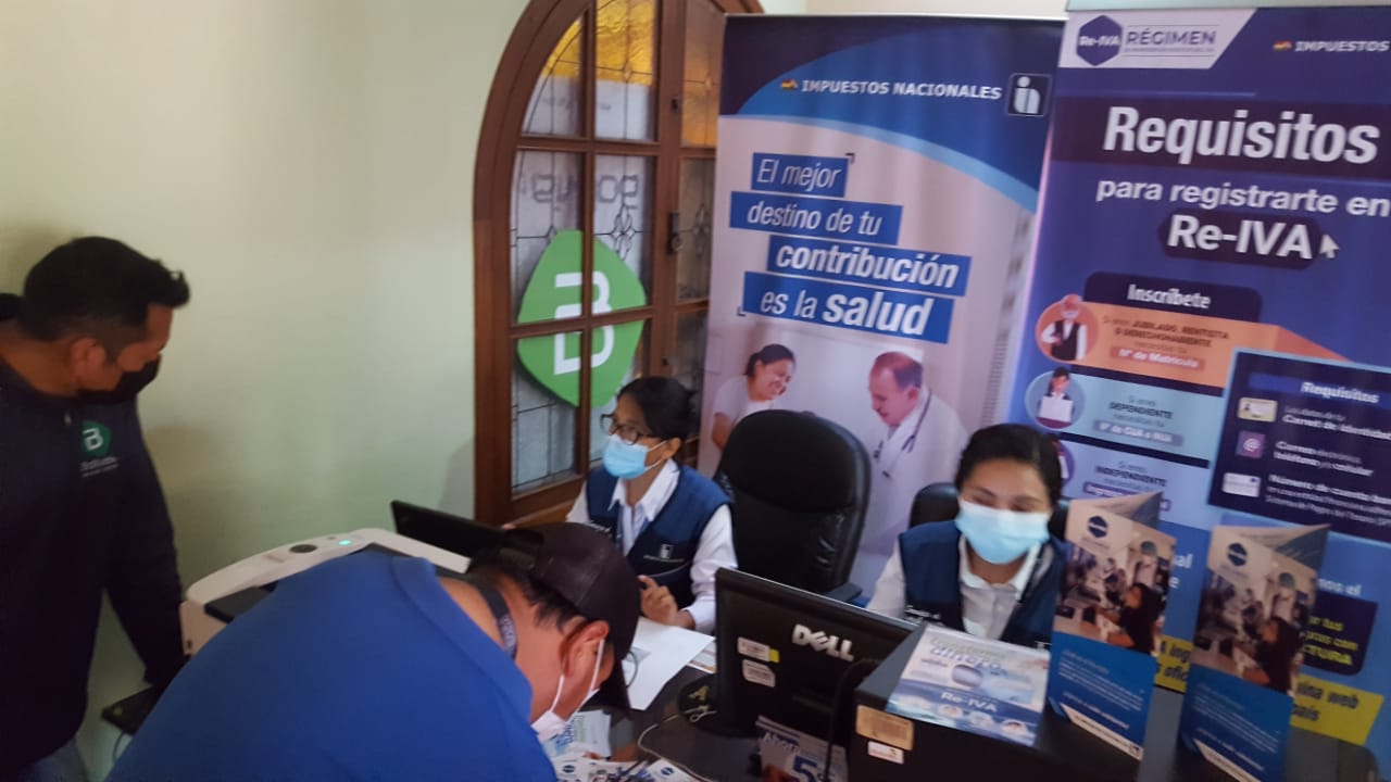 El SIN registra a 22 trabajadores de Bolivia TV en el Re-IVA, tras capacitación