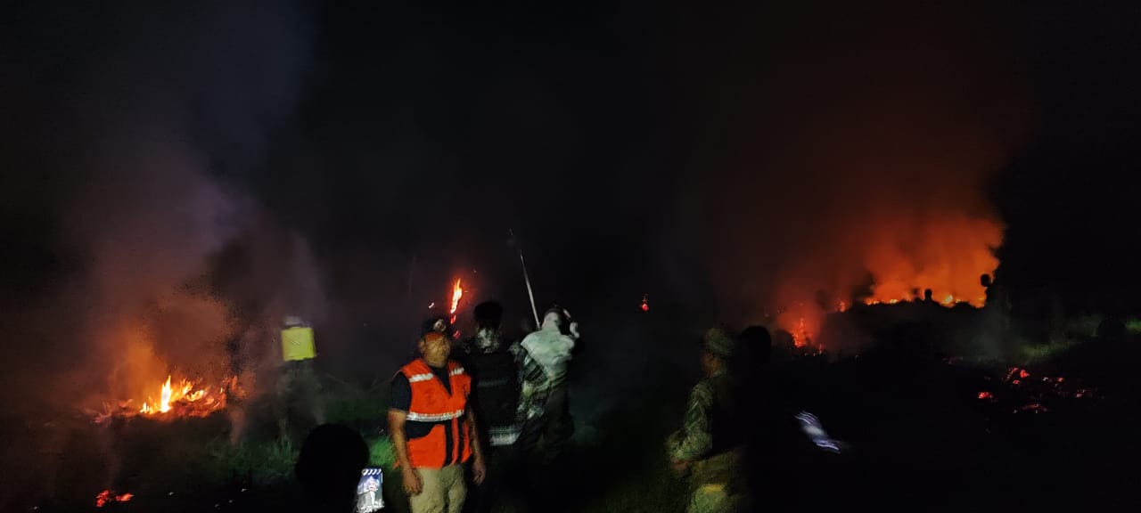 Armada Boliviana y Defensa Civil sofocan incendio forestal en Rurrenabaque