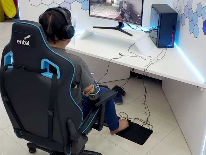 Feicobol: “Gamer” opera un teclado con sus pies y cautiva al público en el stand de Entel