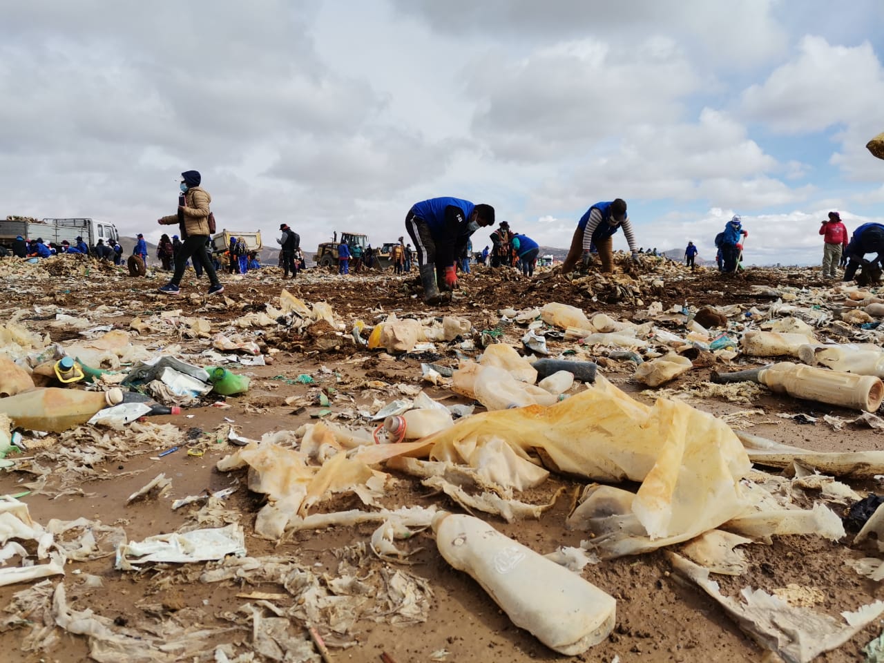 Alcalde electo de Oruro encabeza la limpieza del lago Uru Uru