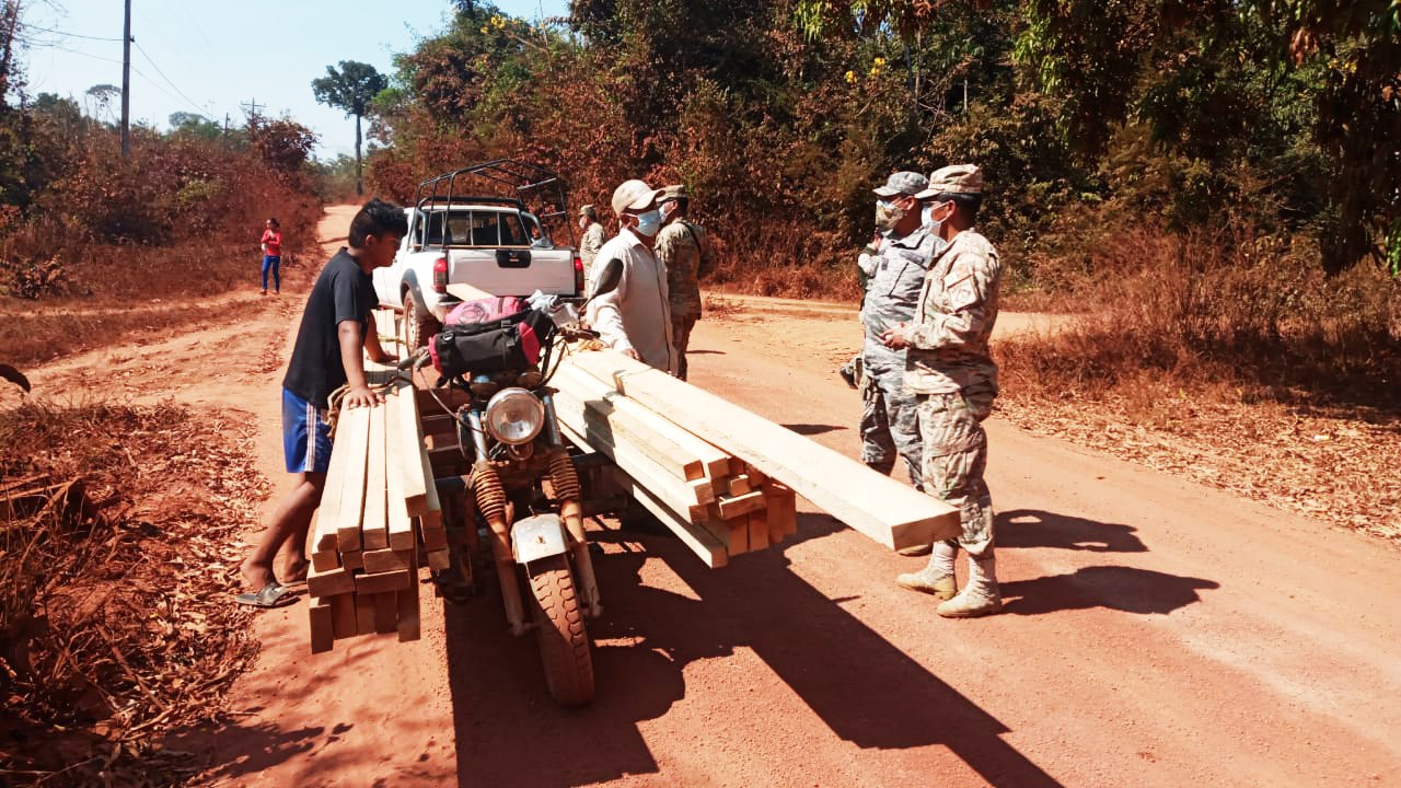 Armada decomisa 1.296 pies tablares de madera y vehículo con mercadería de contrabando en Beni y Tarija