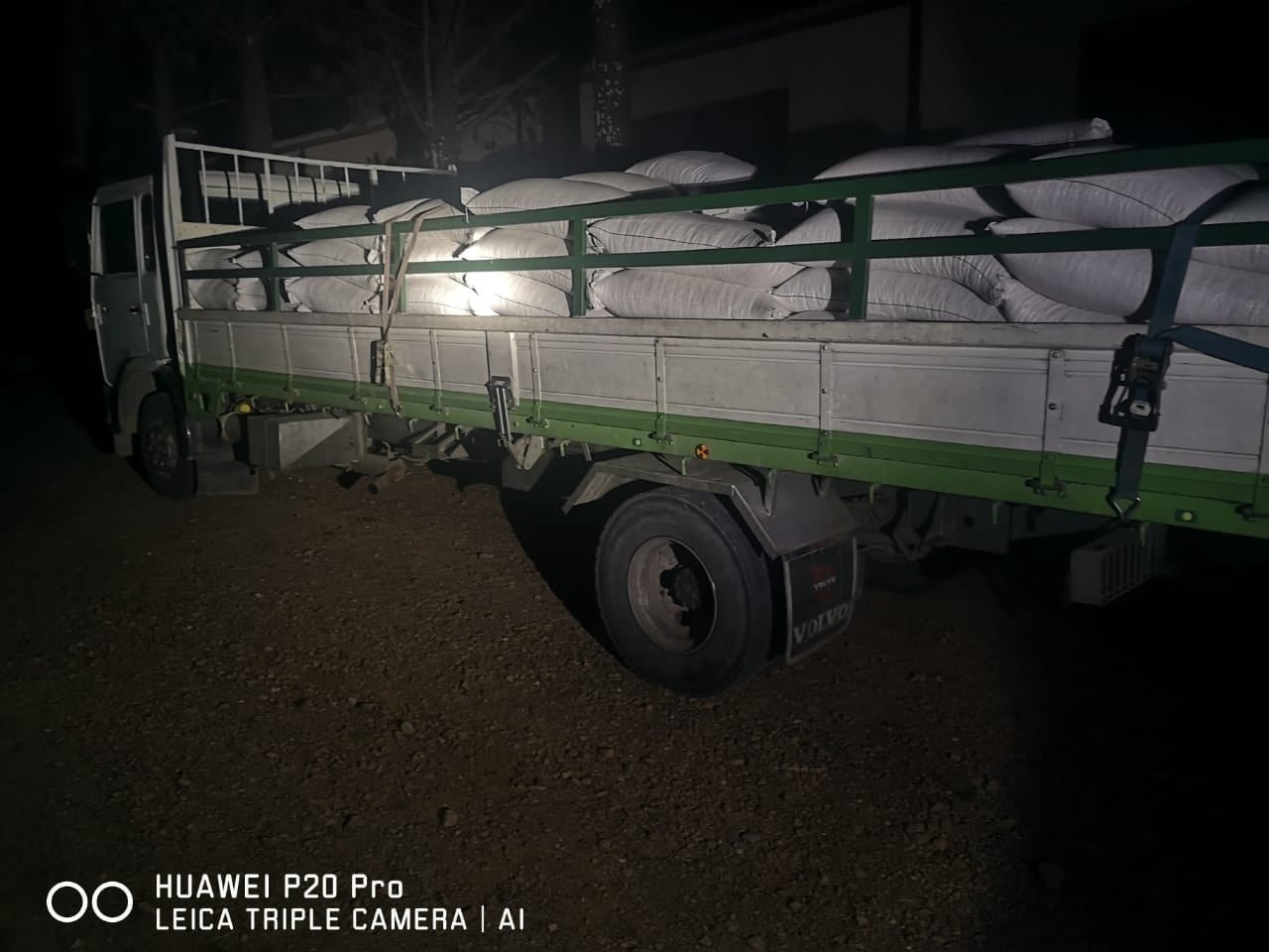 Comisan tres camiones con varios quintales de maíz de contrabando en La Paz