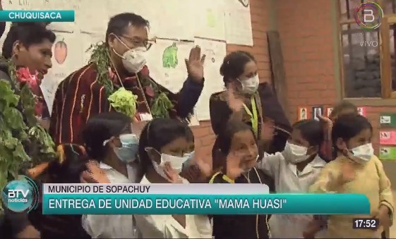 Presidente inaugura moderno colegio en la comunidad campesina Mama Wasi y entrega computadoras para estudiantes (amplia)