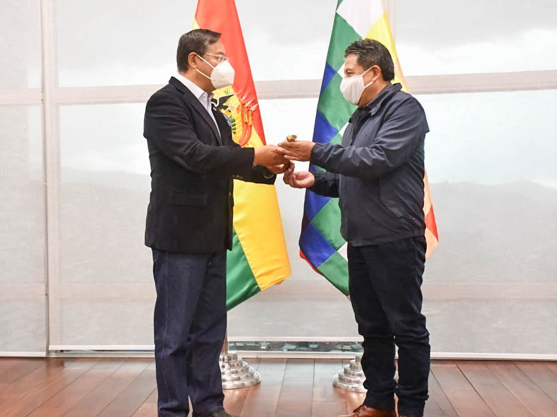 Presidente viaja a Brasil para dialogar con comunidad boliviana y entrega el bastón de mando a Choquehuanca