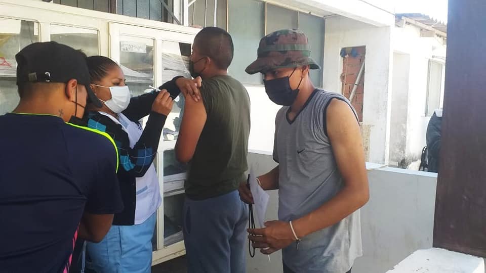 Vacunan contra el COVID-19 a conscriptos del Batallón de Infantería Marina de Puerto Quijarro