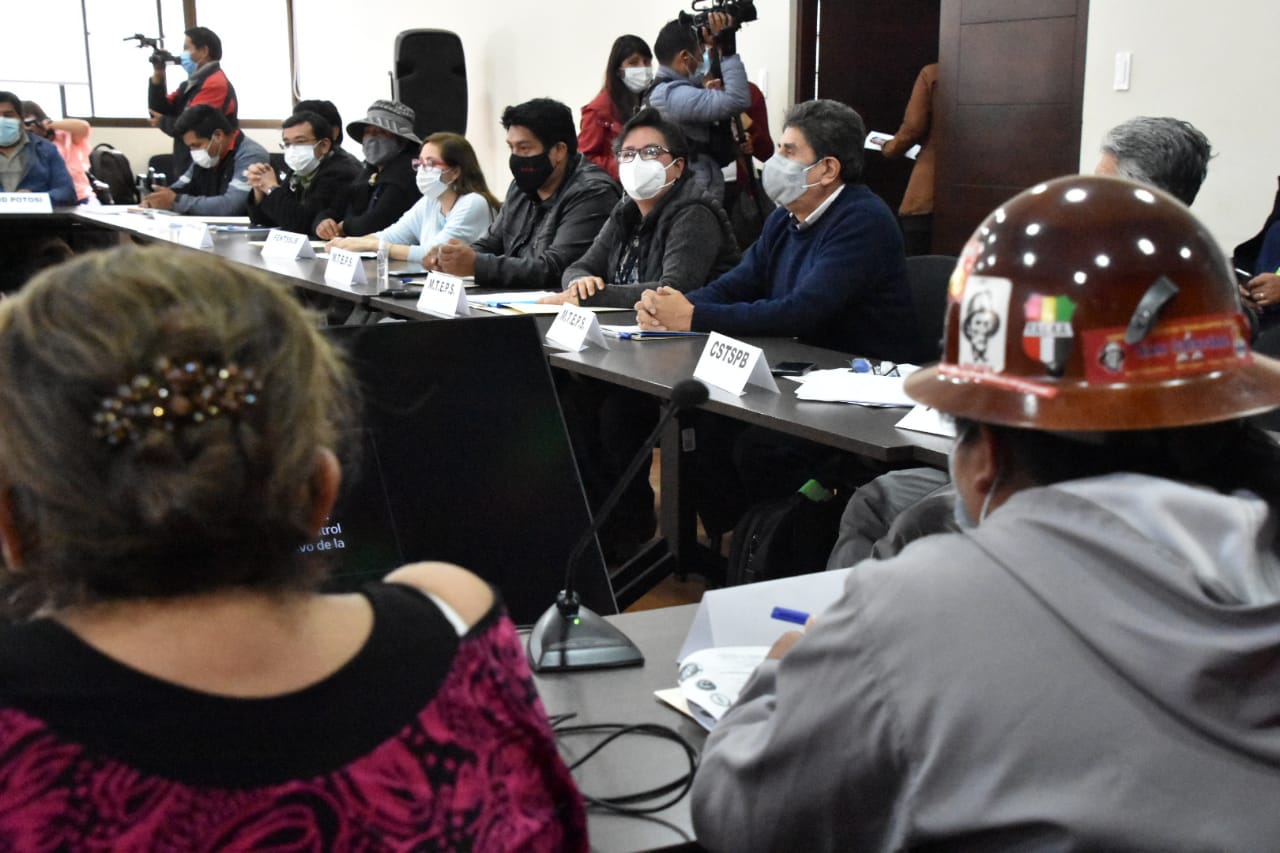 Ministerio de Trabajo y COB analizarán pliego que consta de 16 proyectos normativos