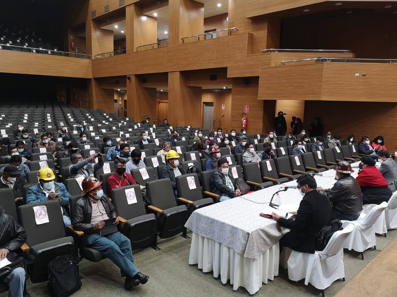 Ministerio de la Presidencia y COB instalan mesa de la comisión social