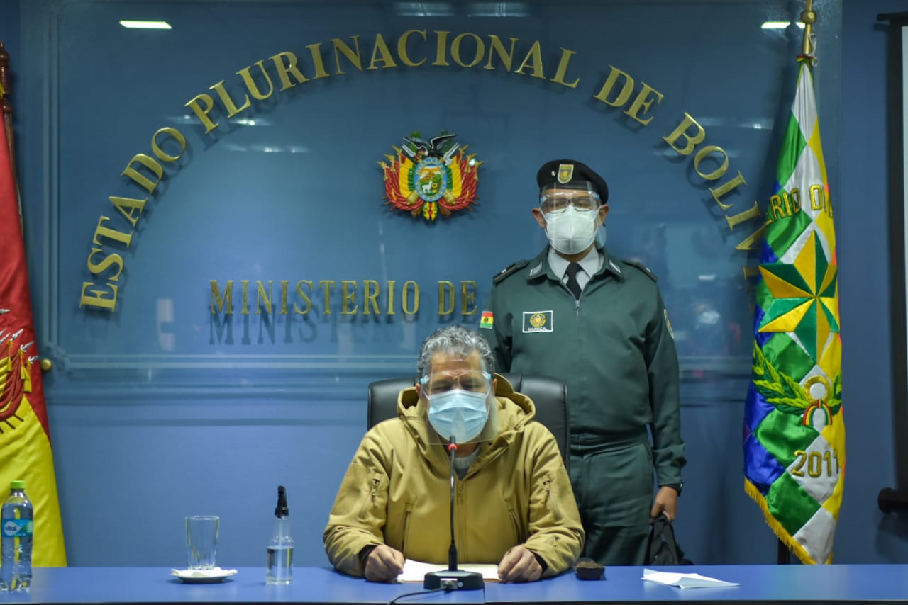 Ministro de Defensa ordena investigación sobre vacunación de militar y otras personas contra el COVID-19