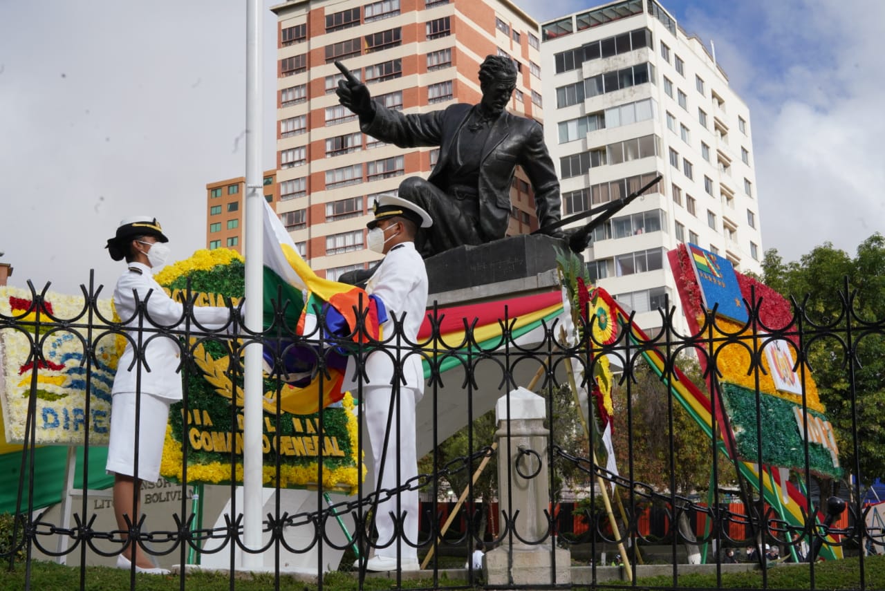 Día del Mar: Autoridades presentan ofrendas florales al pie del monumento de Eduardo Abaroa