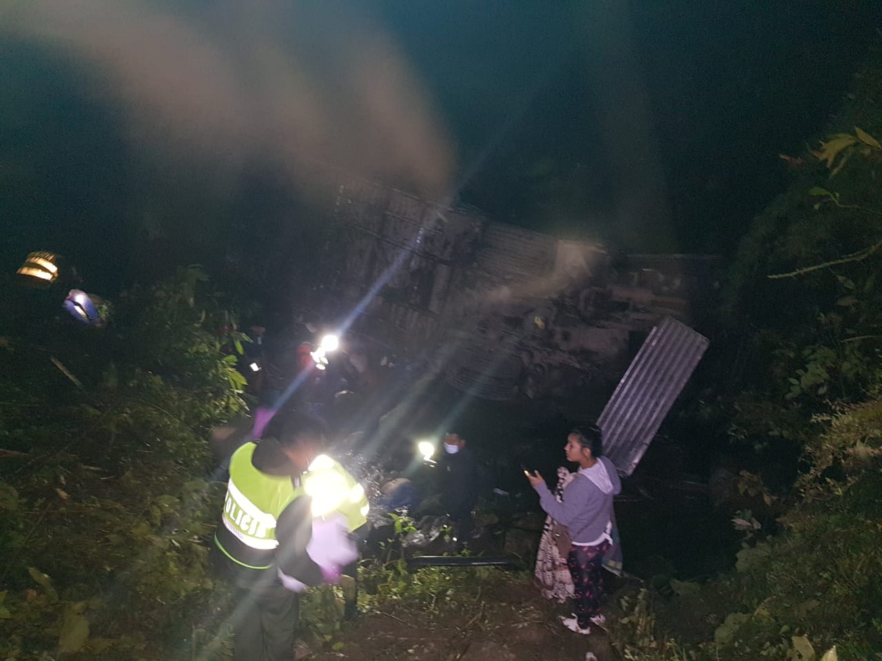 Caída de ómnibus a barranco deja 20 fallecidos y más de nueve heridos en ruta Cochabamba-Santa Cruz
