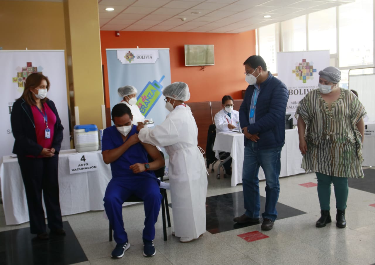 Médico José Alejandro Ortiz recibe la primera vacuna Sputnik en Oruro