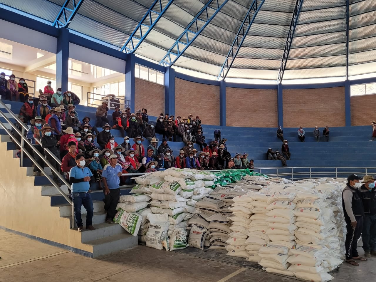 Gobierno entrega 78 toneladas de alimentos para 2.500 familias afectadas por desastres en Cochabamba