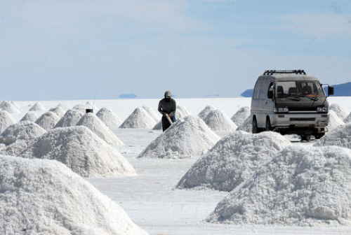 Gobierno alista un plan para reactivar la industrialización del litio en Potosí y Oruro