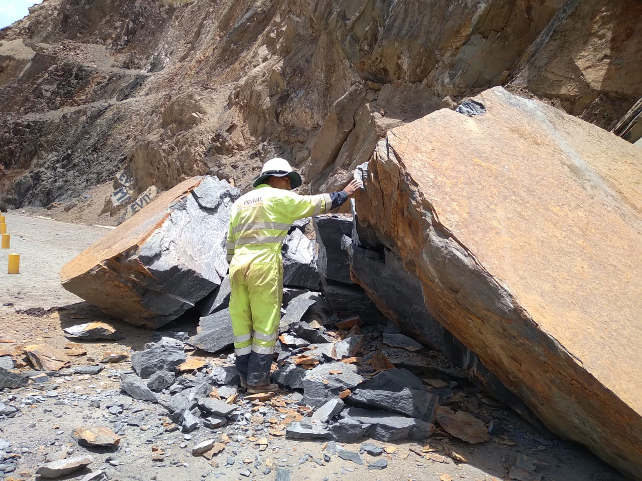 ABC-Oruro utilizó explosivos para limpieza de roca del tramo Llallagua-Ravelo
