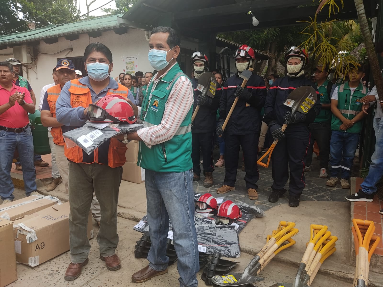 Defensa Civil entrega equipos y ropa para la lucha contra los incendios en Rurrenabaque