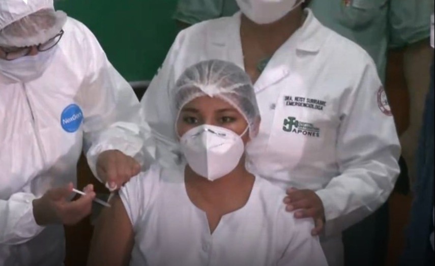 Madre y creyente de Dios, así es la primera mujer que recibió la vacuna en Santa Cruz