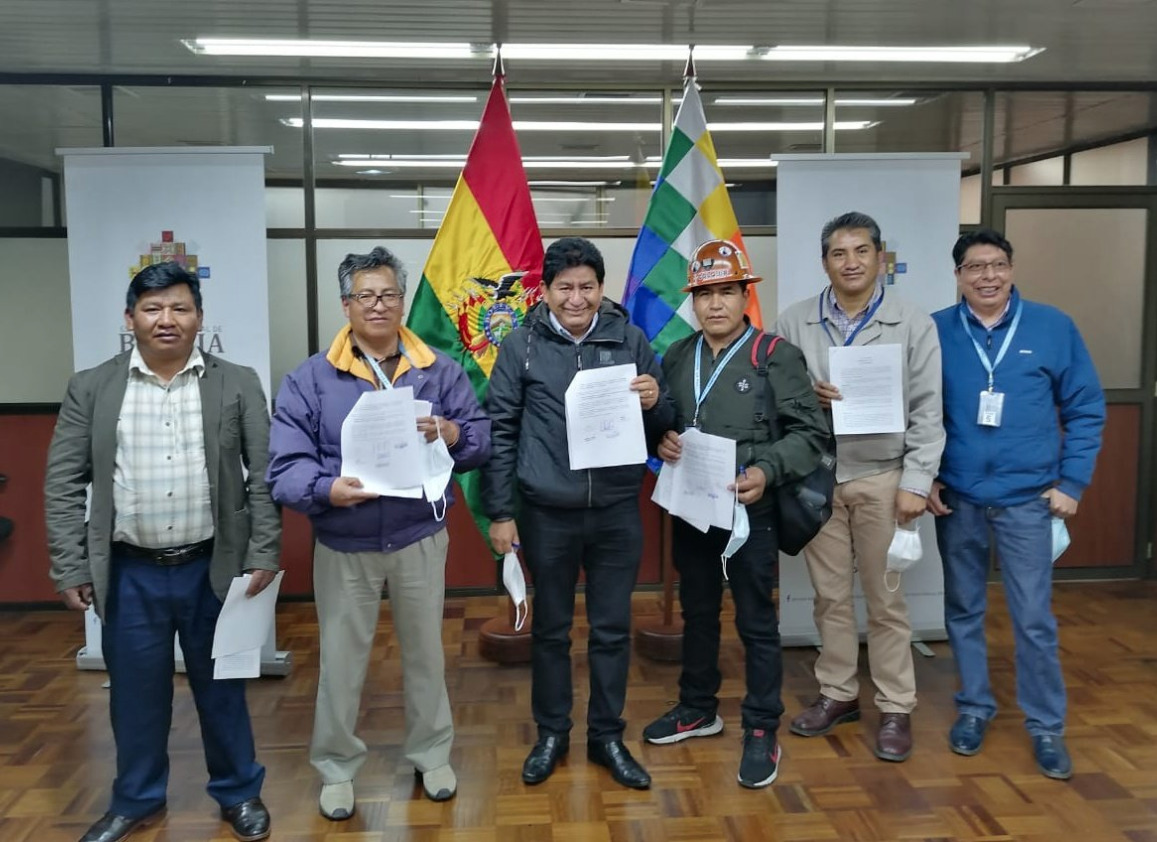 Gobierno y COB firman acuerdo para trabajar en pliego petitorio del sector