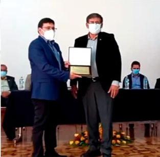 Ministro Molina recibe reconocimiento de la UMSS de Cochabamba