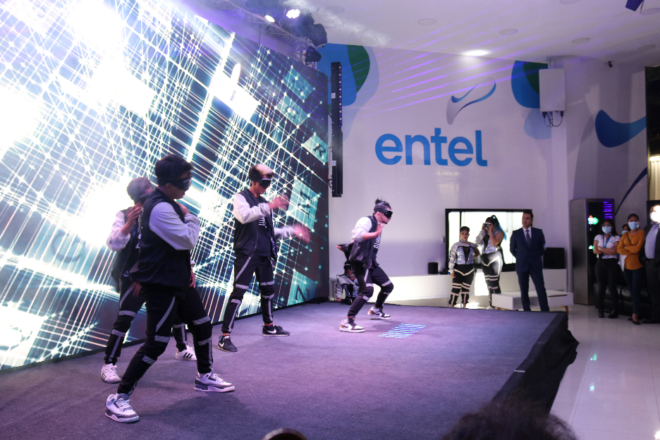 Stand interactivo de Entel exhibe estaciones tecnológicas en la Feicobol
