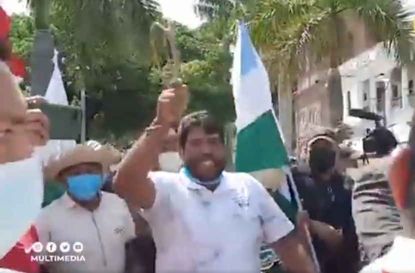 Afines a Camacho agravian a la Wiphala y agreden a campesinos en la efeméride de Santa Cruz