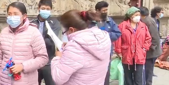 La Paz: Población acude en fin de semana a los puntos de vacunación contra el COVID-19