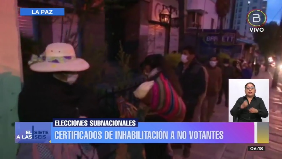 Ciudadanos hacen filas para el certificado de impedimento de sufragio de las elecciones subnacionales