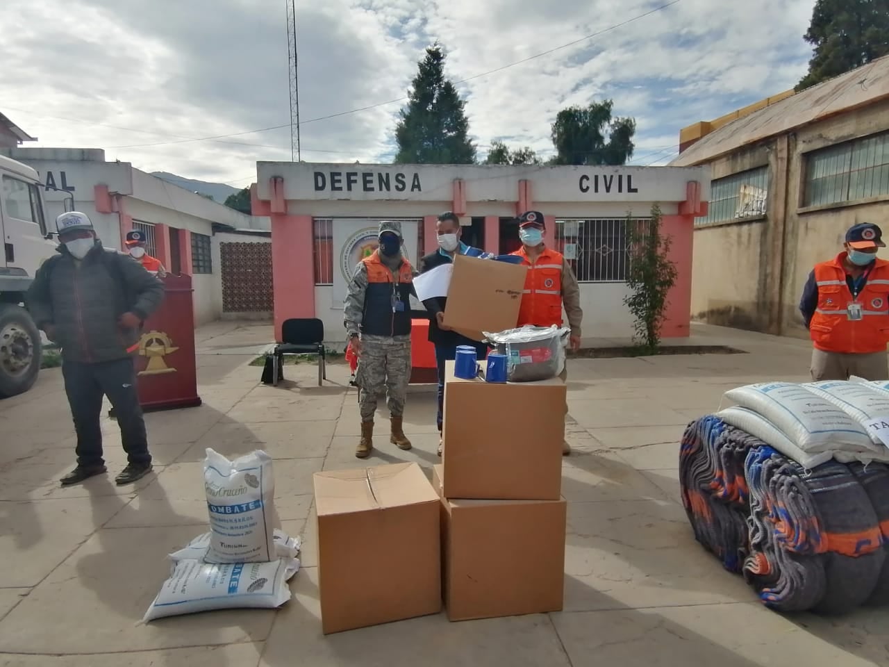Gobierno entrega 16 toneladas de alimentos y vituallas para 1.141 familias damnificadas por heladas en Tiquipaya y Tacopaya
