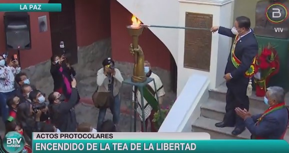 Presidente enciende la “Tea de la Libertad” con un llamado a la unidad, el retorno a la normalidad y la recuperación económica