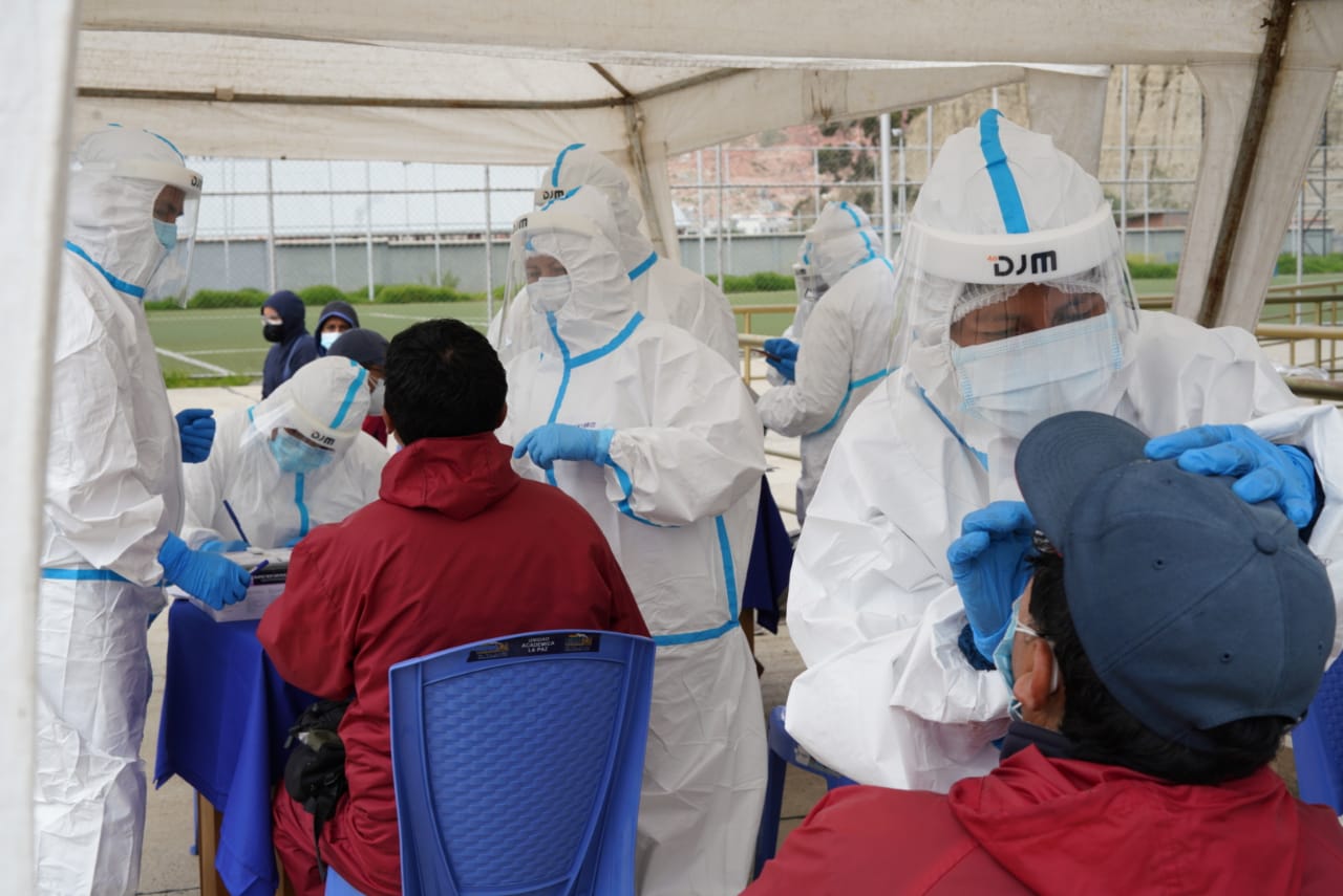COVID-19: Ministro de Salud destaca que médicos se sumaron de manera voluntaria a toma de pruebas de antígeno nasal en la EMI