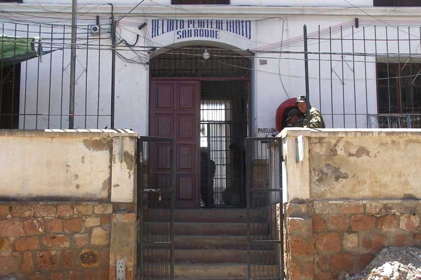 Régimen Penitenciario soluciona conflicto de reos de San Roque que cuestionaban privilegios de Áñez