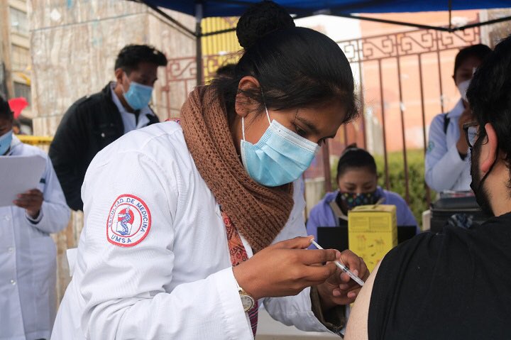 Presidente Arce convoca a bolivianos mayores de 40 años a acudir a los centros de vacunación