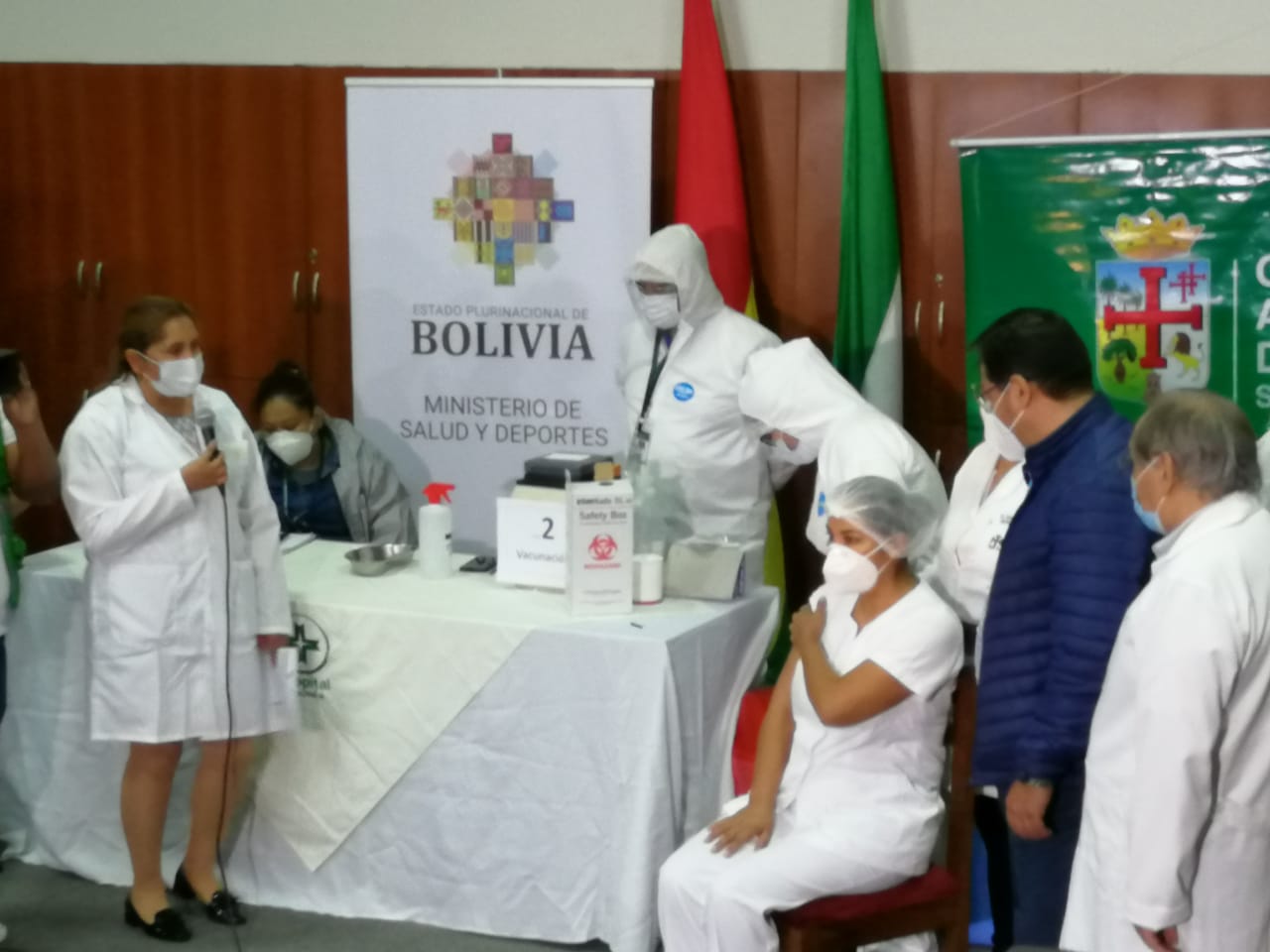 Sandra Ríos se convierte en la primera boliviana en recibir la vacuna contra el COVID-19