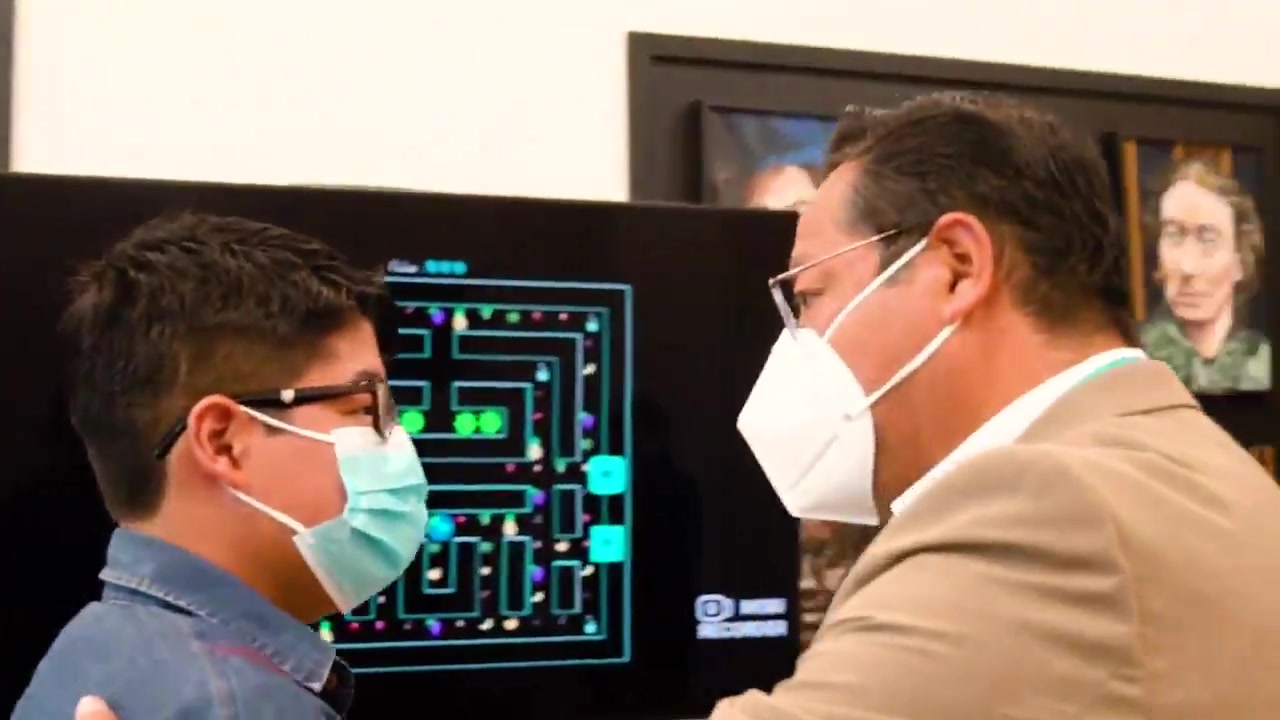 Presidente recibe visita de niño creador de videojuegos y le aconseja que estudie y persevere