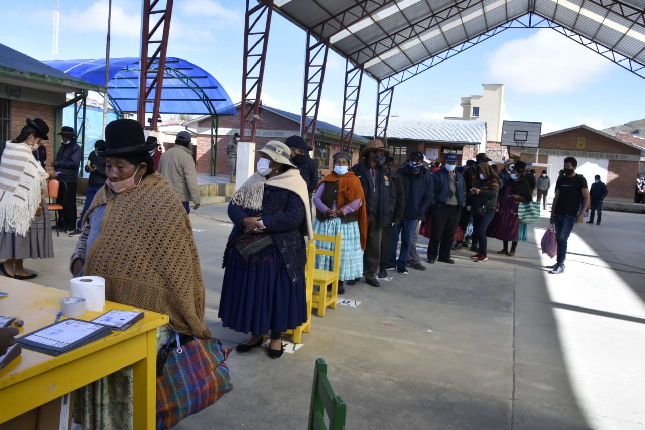 Ministros de Hidrocarburos y Obras Públicas instan a sufragar para garantizar el proceso democrático