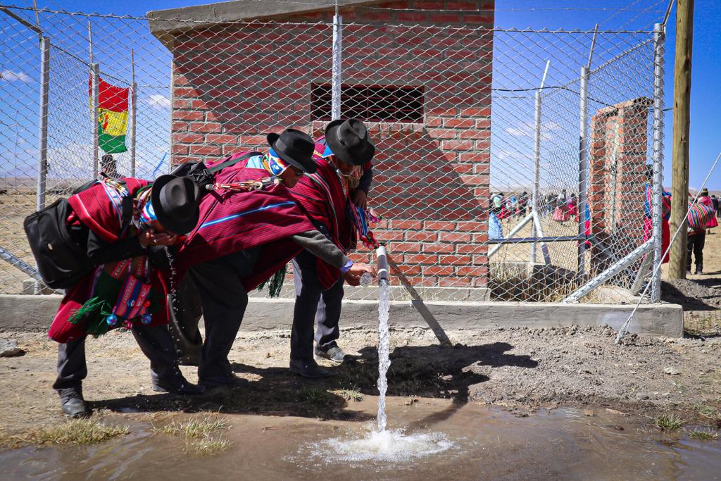 Gobierno entrega 11 sistemas de agua a Viacha con una inversión de Bs 3,7 millones
