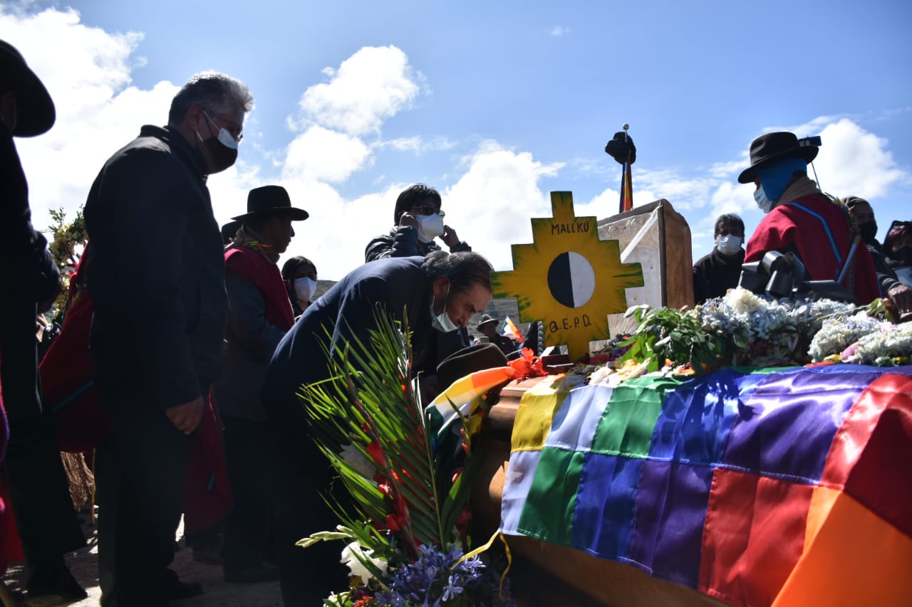 Entierran al líder indígena ‘El Mallku’ en su comunidad natal de Ajllata Grande