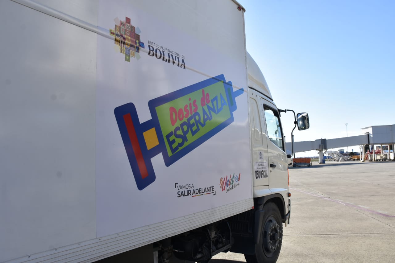 Transportan vacunas Sputnik V a almacenes del PAI de La Paz en medio de caravana y fuerte custodia policial