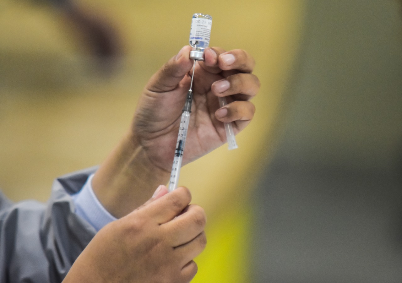 Chile enfrenta la paradoja de una vacunación exitosa y un coronavirus sin tregua