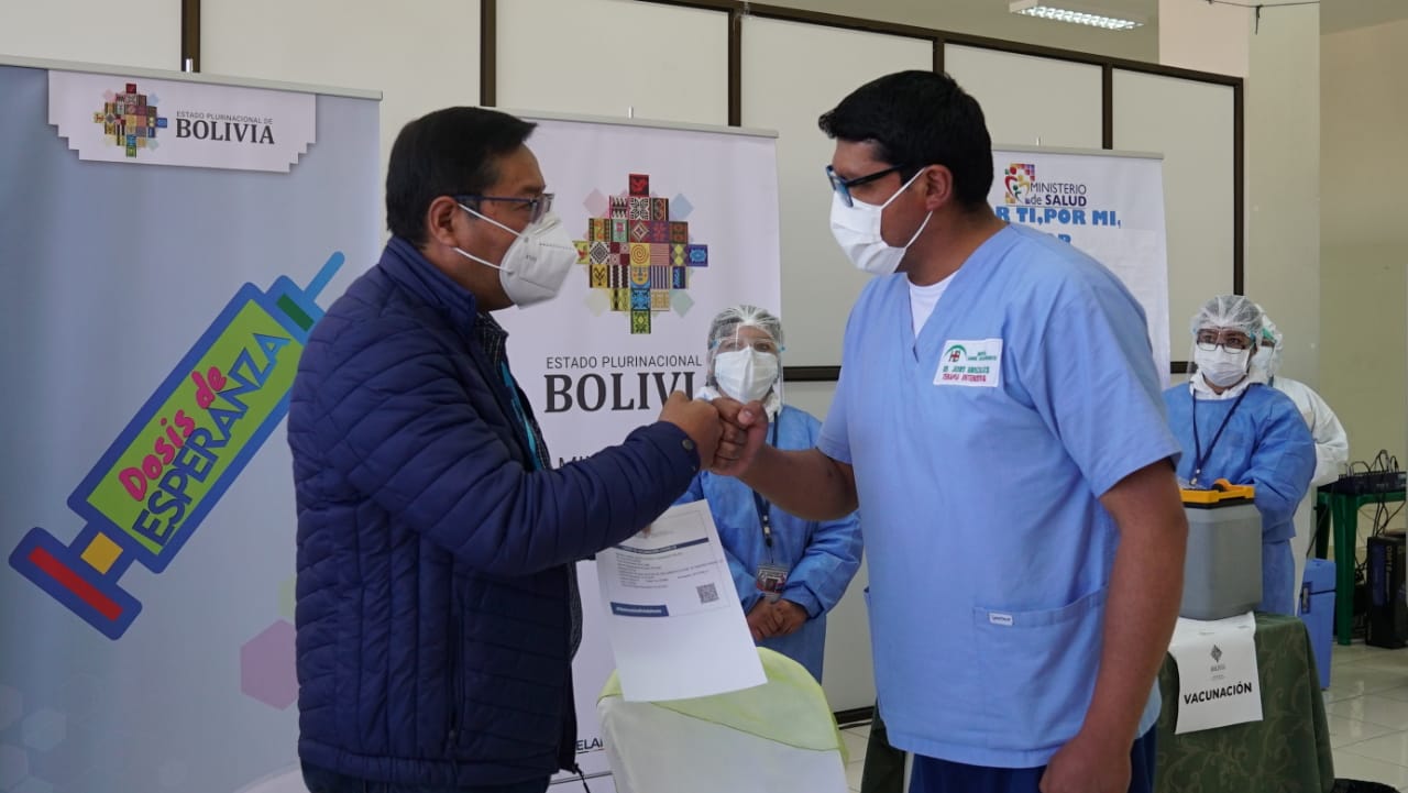 Intensivista Jesús Villa recibe primera vacuna en Potosí y dice sentirse “más motivado” para lucha contra el COVID-19