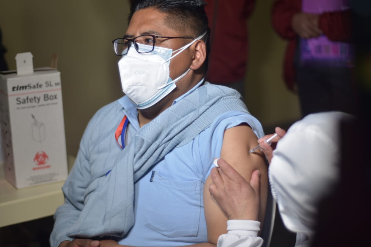 COVID-19: Avanza vacunación del personal de salud en Bolivia