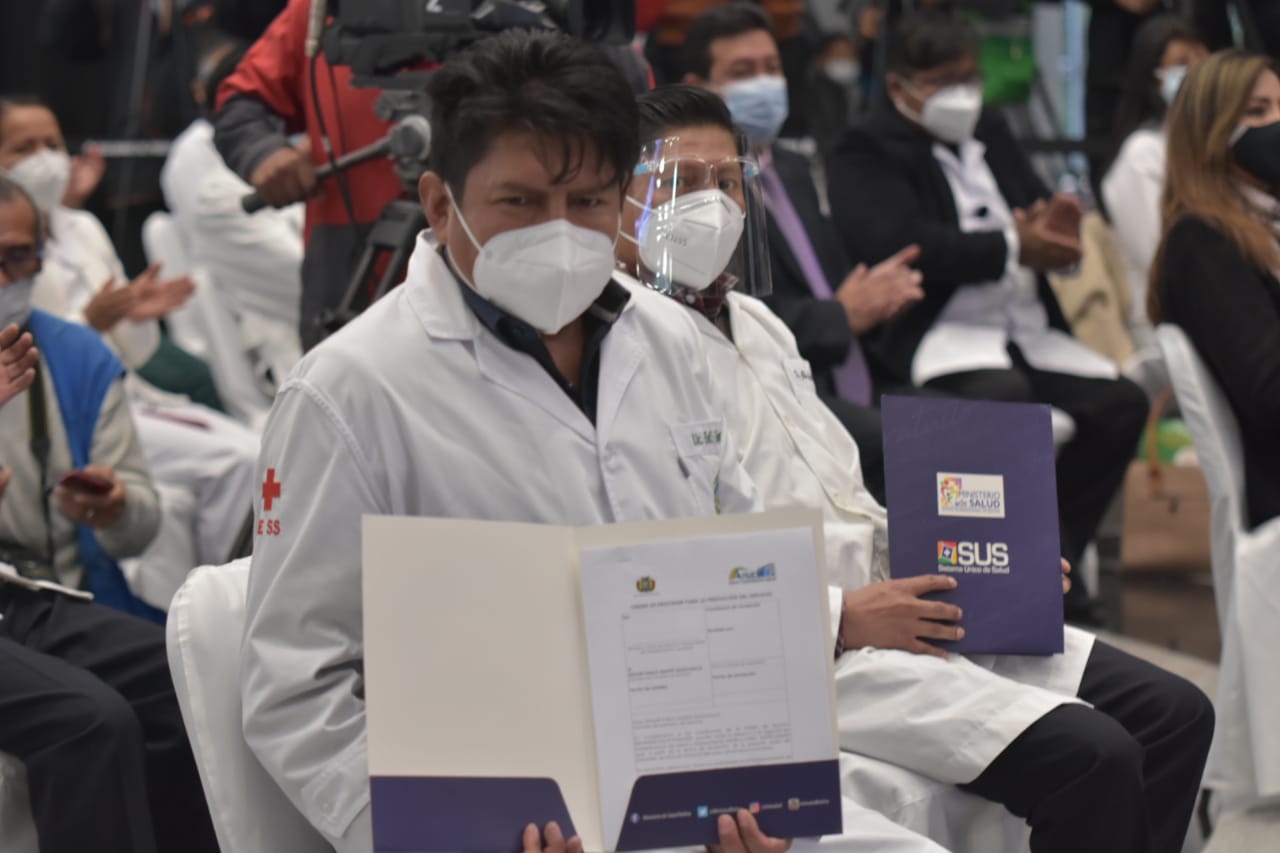 Gobierno contrata a 3.025 profesionales de salud para fortalecer la lucha contra el COVID-19