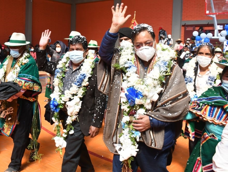 Presidente Arce reactiva obras paralizadas en Oruro con la entrega de coliseo cerrado en Vichajlupe