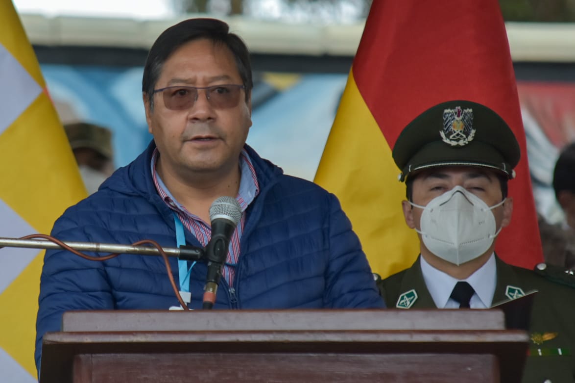 Presidente Arce exhorta al personal médico a prepararse para vacunar contra el COVID-19