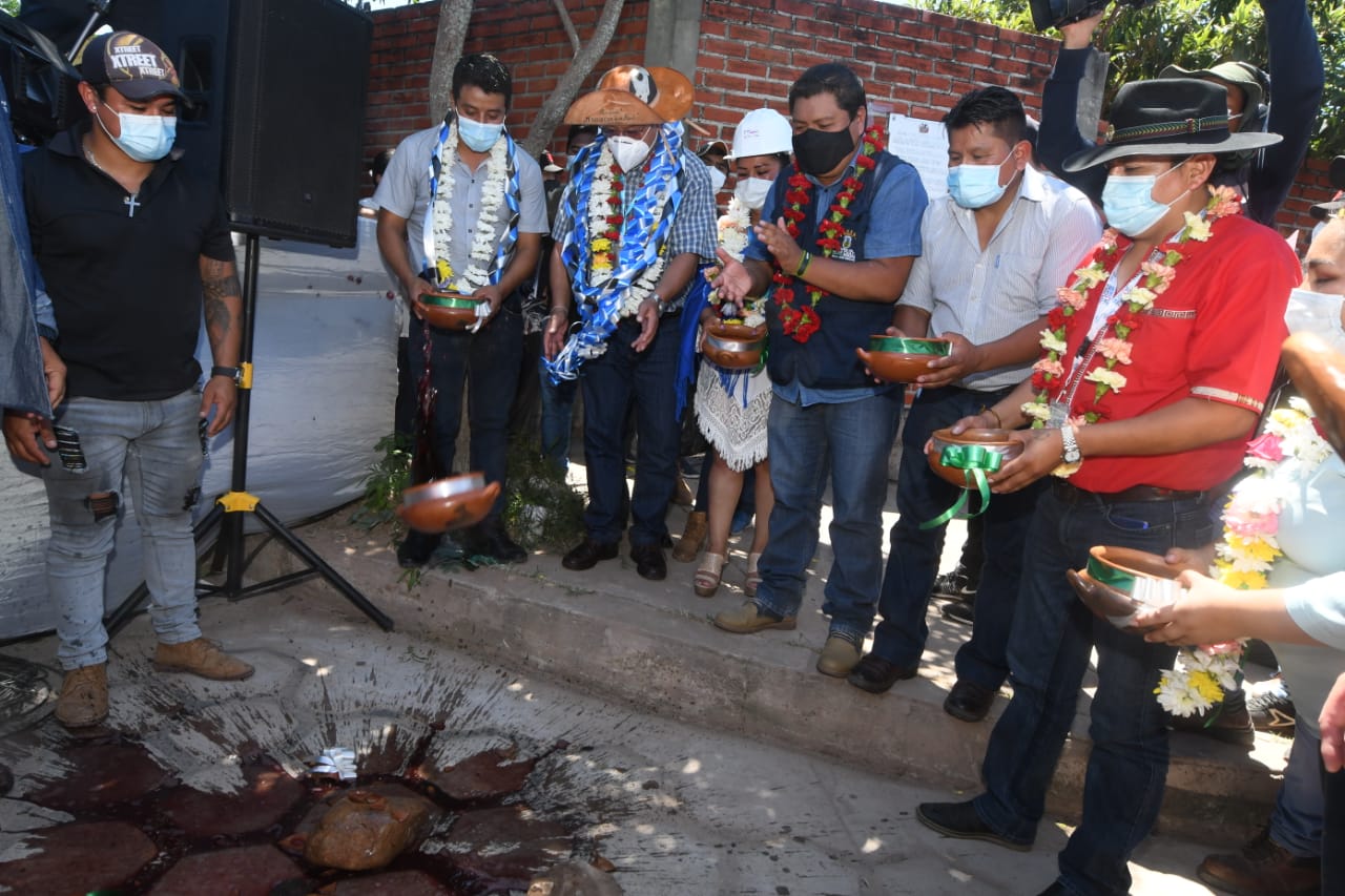 Presidente entrega enlosetado en vías vehiculares de 16 barrios del municipio de Yacuiba