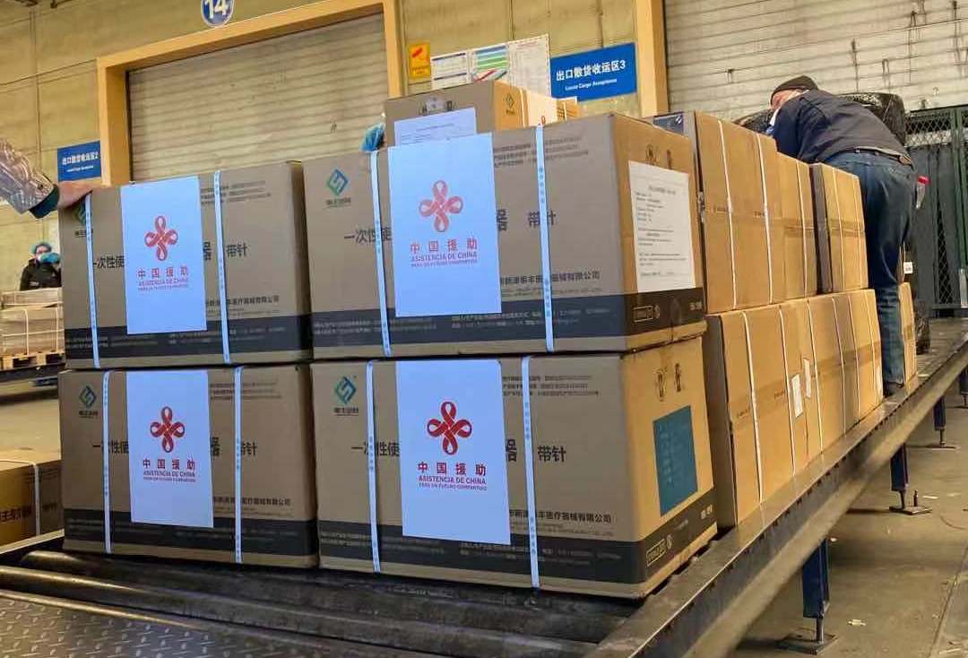 Arriban a Bolivia 500.000 vacunas Sinopharm y dos millones de jeringas de China