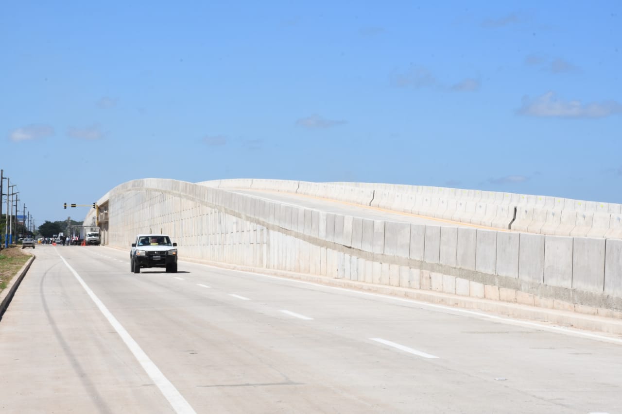 Presidente Arce inaugura moderno viaducto Satélite Norte que beneficia al sector productivo de Santa Cruz
