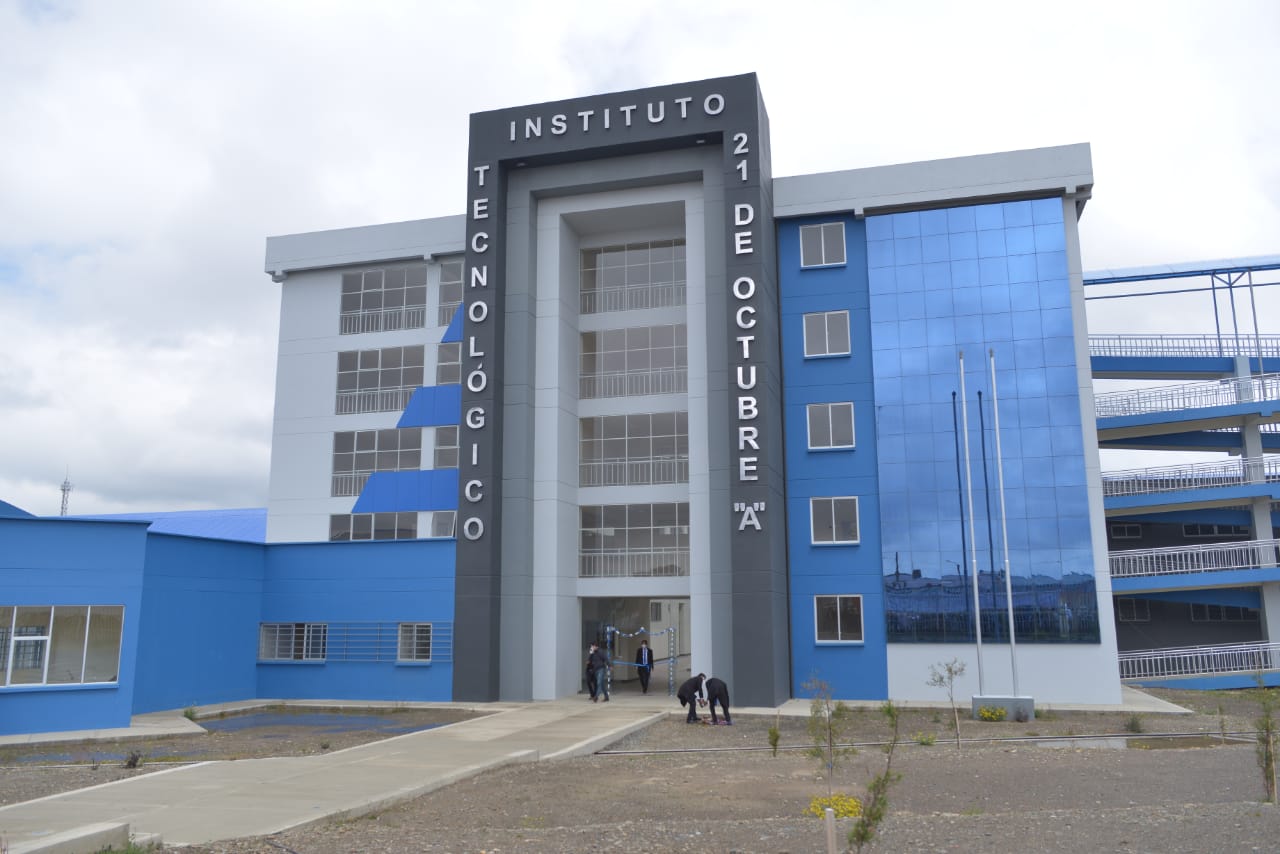 Presidente entrega instituto tecnológico para 1.200 estudiantes en la ciudad de El Alto