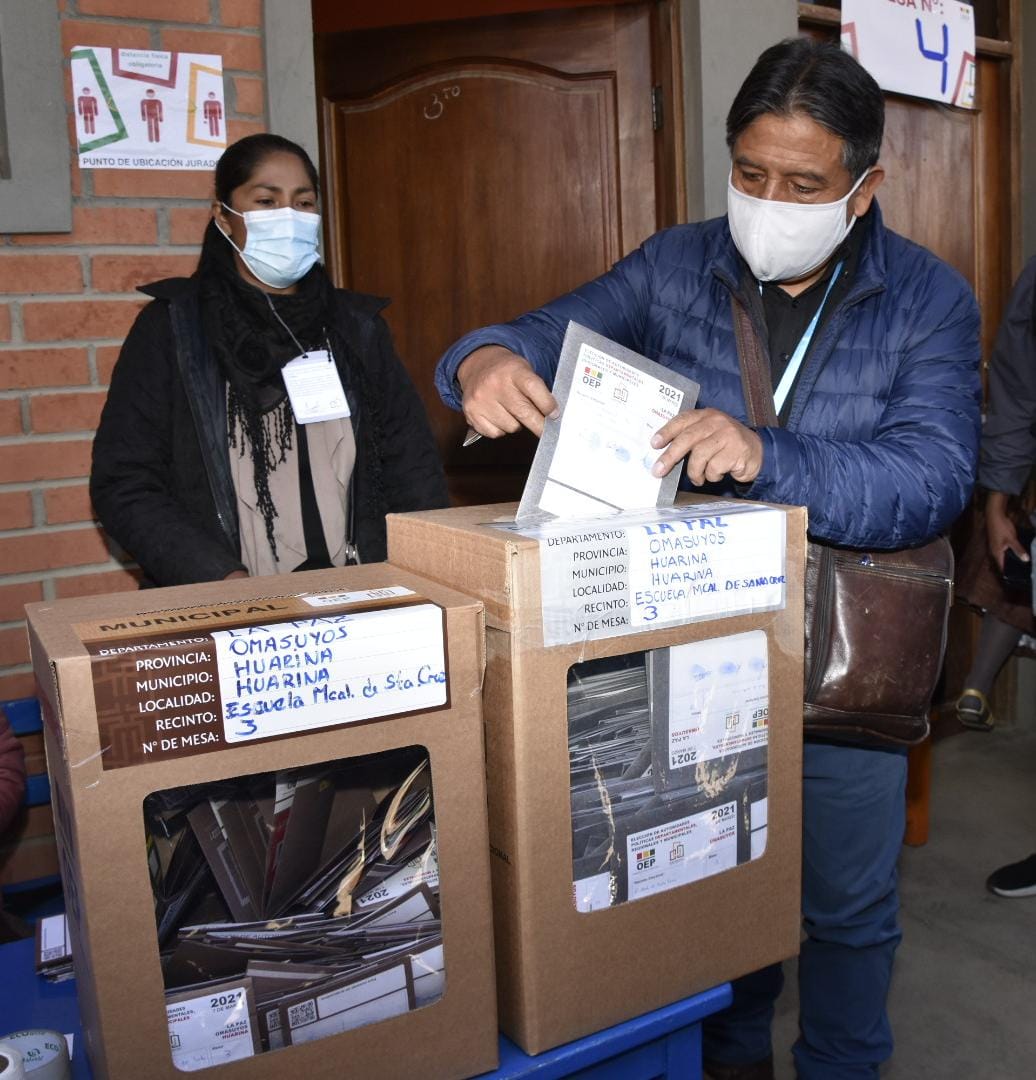 Vicepresidente emite su voto y asegura que las autoridades electas tienen la obligación de trabajar por el pueblo