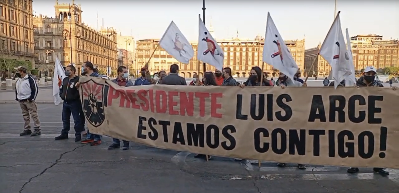 Reciben al Presidente boliviano con carteles y vítores de respaldo en el Palacio Nacional de México