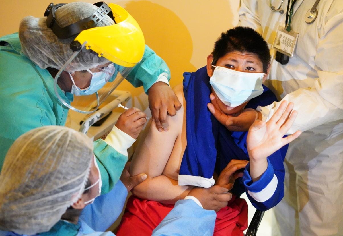 Personas con discapacidad de La Paz reciben primera dosis de la vacuna contra el COVID-19